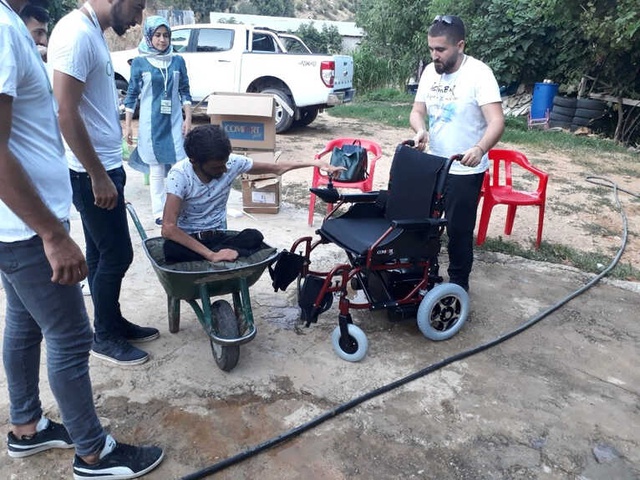 Hediye Edilen Akülü Arabayı Gören Bedensel Engelli Gencin, Gözyaşları Sel Oldu
