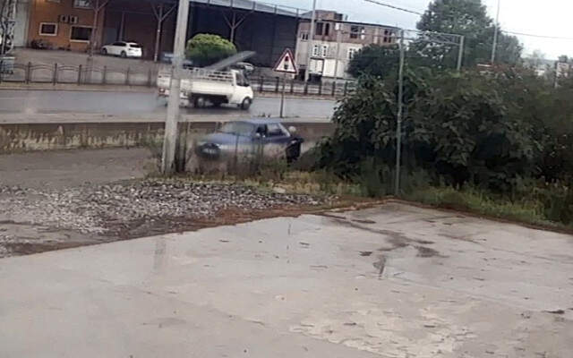 İnsanlığımızdan Utandıran Görüntü! Üzerine Çamur Sıçrattığı Yaşlı Adamı, Öldüresiye Dövdü İnsanlığımızdan Utandıran Görüntü! Üzerine Çamur Sıçrattığı Yaşlı Adamı, Öldüresiye Dövdü