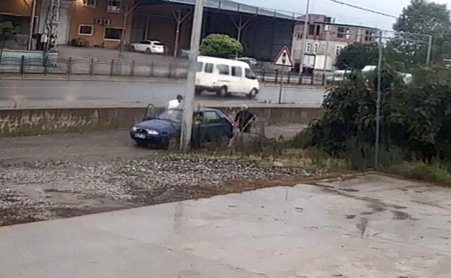 İnsanlığımızdan Utandıran Görüntü! Üzerine Çamur Sıçrattığı Yaşlı Adamı, Öldüresiye Dövdü İnsanlığımızdan Utandıran Görüntü! Üzerine Çamur Sıçrattığı Yaşlı Adamı, Öldüresiye Dövdü