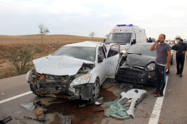 Konya'da Kum Fırtınası Nedeniyle 20 Araç Birbirine Girdi: 17 Yaralı Konya'da Kum Fırtınası Nedeniyle 20 Araç Birbirine Girdi: 17 Yaralı