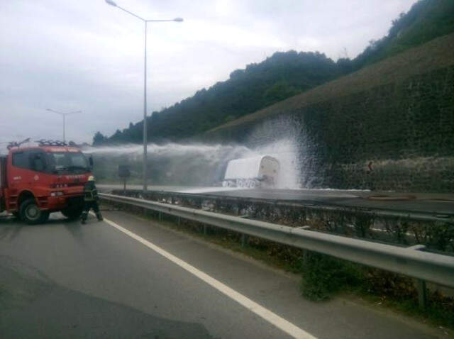 Son Dakika! Giresun'da LPG Yüklü Tanker Duvara Çarptı, Karadeniz Yolu Trafiğe Kapatıldı! Giresun'da LPG Yüklü Tanker Duvara Çarptı, Karadeniz Yolu Trafiğe Kapatıldı!