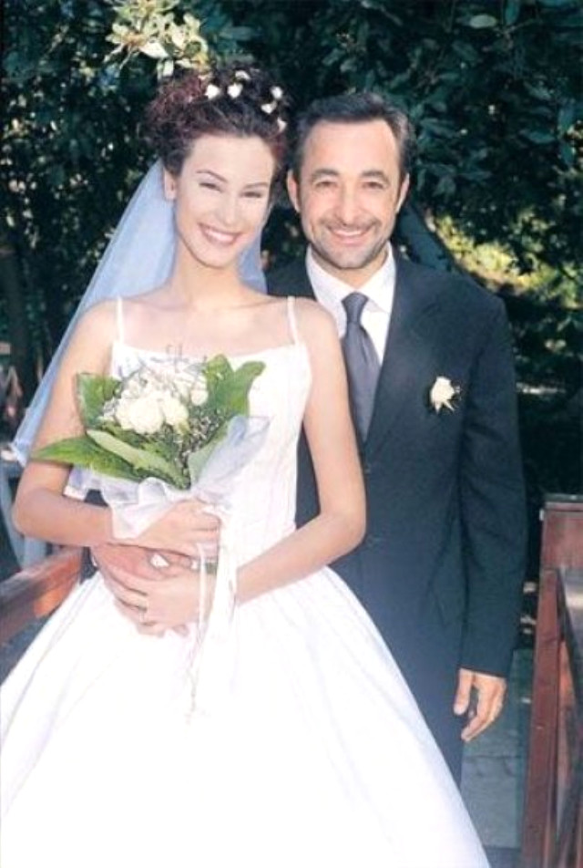 Arzum Onan ve Mehmet Aslantuğ, Evliliklerinin 22'inci Yıl Dönümlerini Romantik Paylaşımla Kutladı