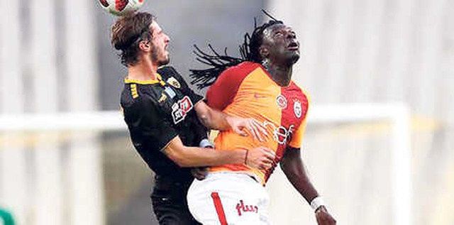Maaşına Zam İsteyen Bafetimbi Gomis, AEK Maçında Yokları Oynadı