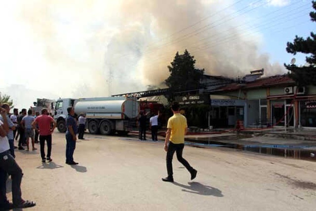 Berber, Çatısında Çıkan Yangına Aldırış Etmeden Tıraşa Devam Etti