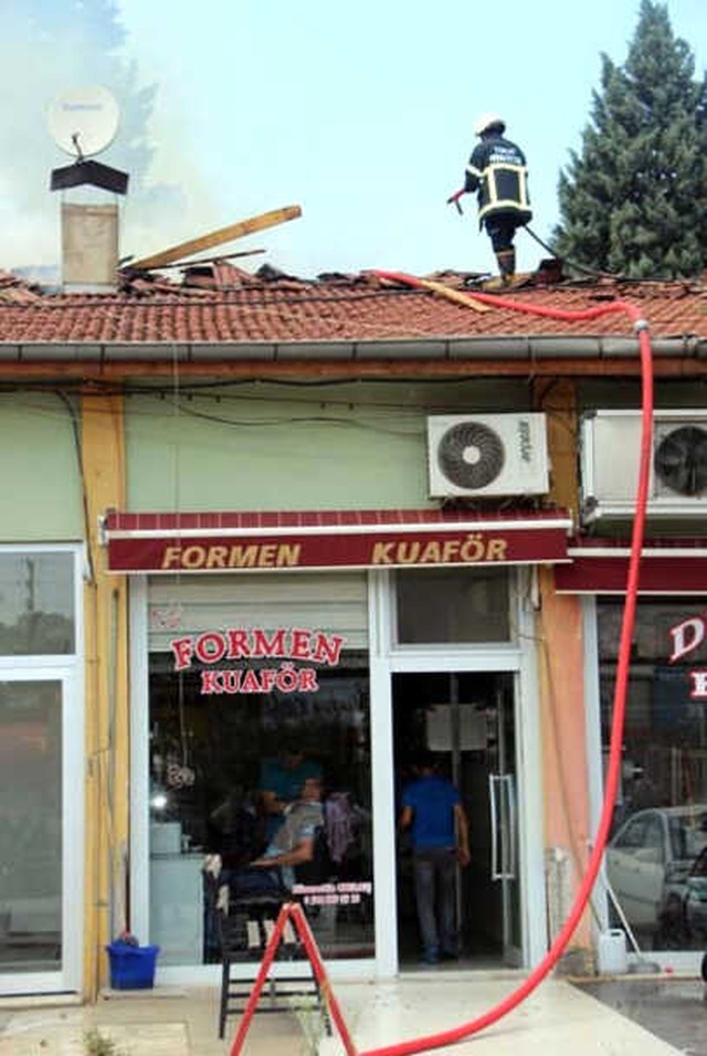 Berber, Çatısında Çıkan Yangına Aldırış Etmeden Tıraşa Devam Etti