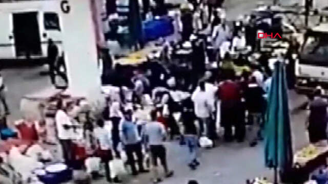 Burdur'da Küçük Kıza Cinsel Organını Gösteren Tacizcinin Linç Edildiği Anlar Kamerada! Burdur'da Küçük Kıza Cinsel Organını Gösteren Tacizcinin Linç Edildiği Anlar Kamerada!