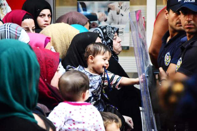 İzmir Geçici Koruma Kimlik Belgesi Almak İsteyen Suriyeliler Arbedeye Neden Oldu İzmir Geçici Koruma Kimlik Belgesi Almak İsteyen Suriyeliler Arbedeye Neden Oldu