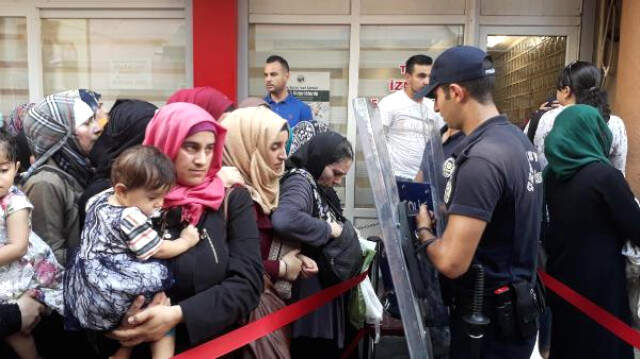 İzmir Geçici Koruma Kimlik Belgesi Almak İsteyen Suriyeliler Arbedeye Neden Oldu İzmir Geçici Koruma Kimlik Belgesi Almak İsteyen Suriyeliler Arbedeye Neden Oldu