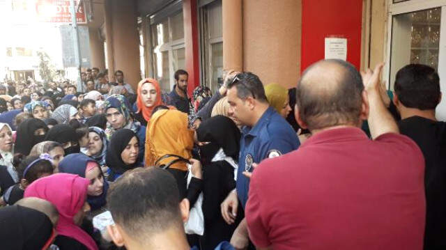 İzmir Geçici Koruma Kimlik Belgesi Almak İsteyen Suriyeliler Arbedeye Neden Oldu İzmir Geçici Koruma Kimlik Belgesi Almak İsteyen Suriyeliler Arbedeye Neden Oldu