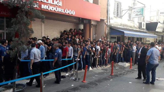 İzmir Geçici Koruma Kimlik Belgesi Almak İsteyen Suriyeliler Arbedeye Neden Oldu İzmir Geçici Koruma Kimlik Belgesi Almak İsteyen Suriyeliler Arbedeye Neden Oldu