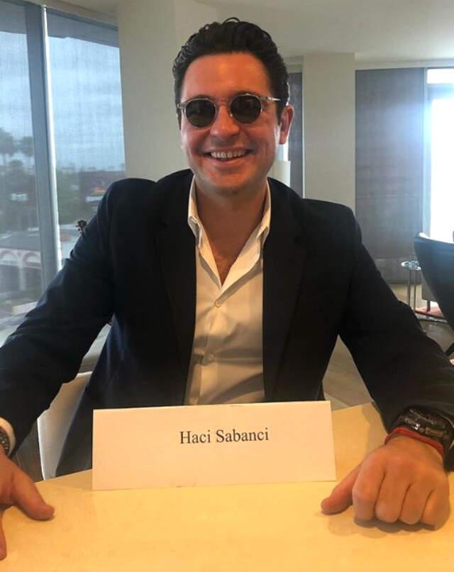 Seda Sayan, Oğlu Oğulcan'ın Hacı Sabancı'yı Örnek Alması İçin Röportajları İzlettiriyor