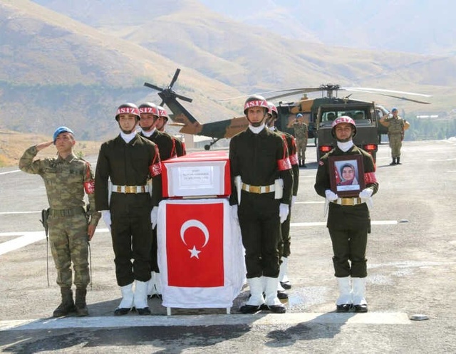 Şehit Anne ve Bebeğinden Yürek Yakan Detay! Astsubay Eşine Doğum Günü Sürprizi Yapmak İçin Gitmiş