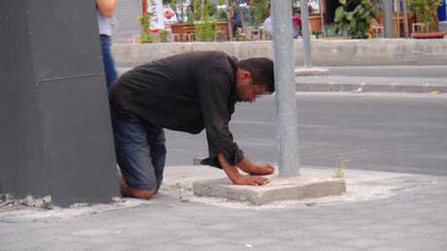 Bonzai İçen Adam, Şehrin Orta Yerinde Pantolonunu Çıkardı