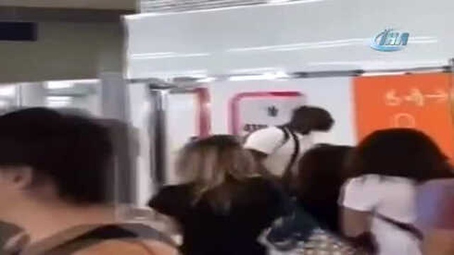 Fransa'daki Düşman Rapçiler Havalimanında <a class='keyword-sd' href='/kavga/' title='Kavga'>Kavga</a> Etti