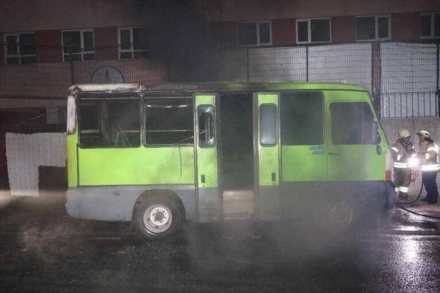 Beyoğlu'nda Park Halindeki Minibüs Kundaklandı, Minibüsün Sahibi Göz Yaşlarına Hakim Olamadı