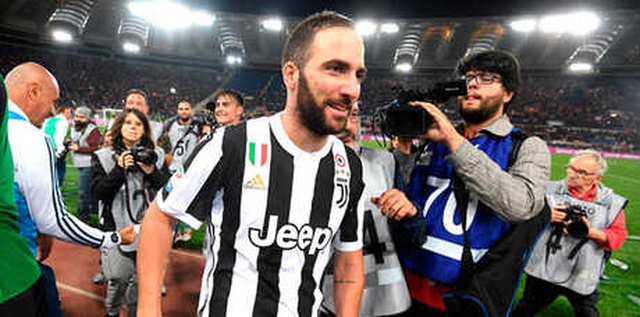 Juventuslu Gonzalo Higuain, Milan'a İmza Atıyor