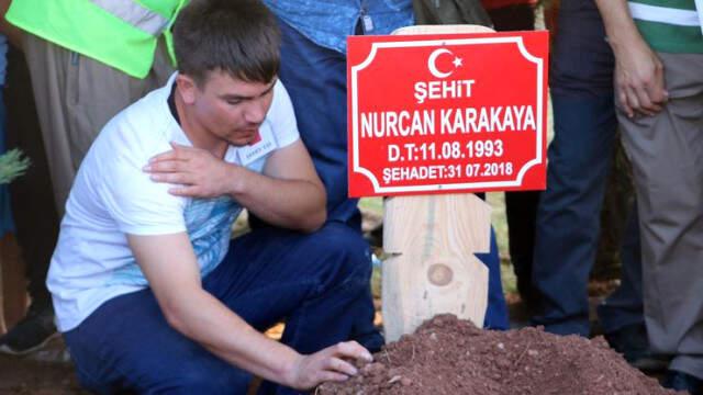 Hakkari'de Şehit Olan Anne ve Bebeğe Yürek Yakan Veda: Acılı Baba Oğlunun Cenazesini Öperek Toprağa Verdi