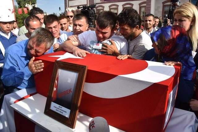 Hakkari'de Şehit Olan Anne ve Bebeğe Yürek Yakan Veda: Acılı Baba Oğlunun Cenazesini Öperek Toprağa Verdi