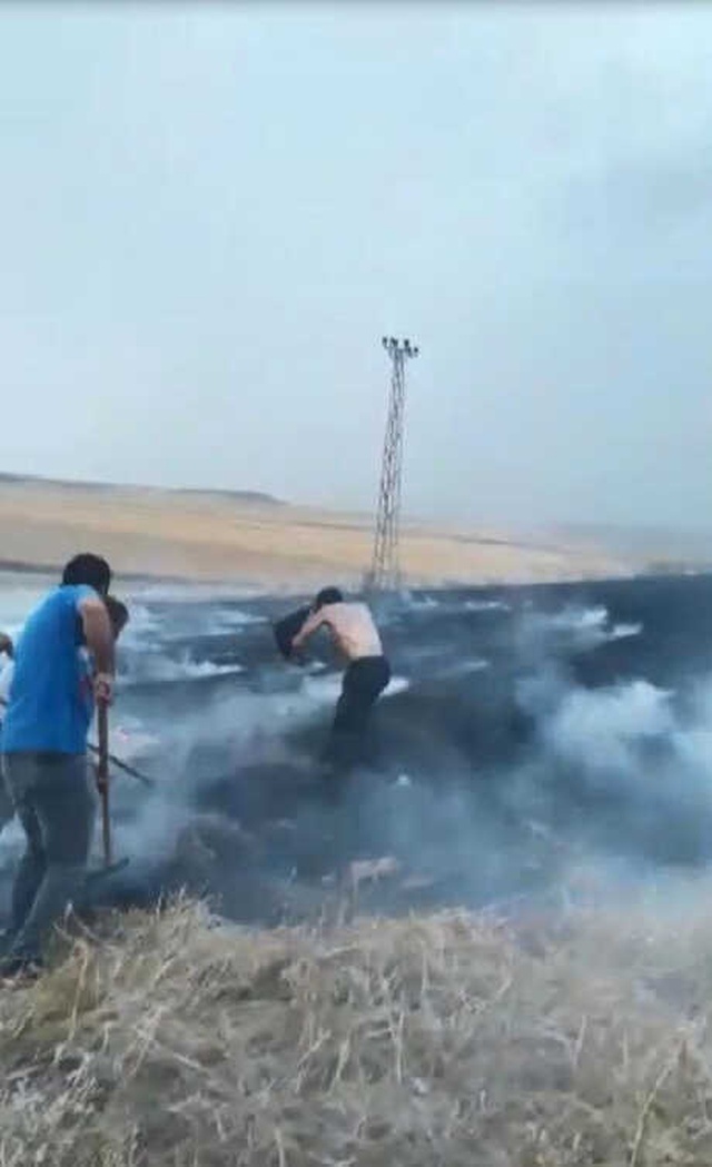Karslı Çiftçinin Bir Yıllık Emeğini Kül Olmaktan Komşuları Kurtardı