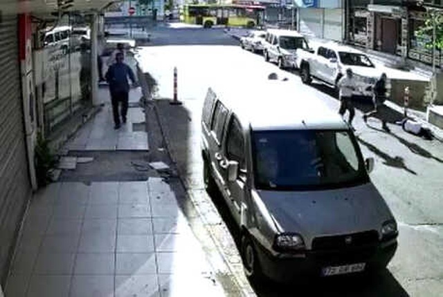 Motosikletli Saldırgan, Yolda Yürüyen Kadın Öğretmene Tekme Atıp Yere Düşürdü!