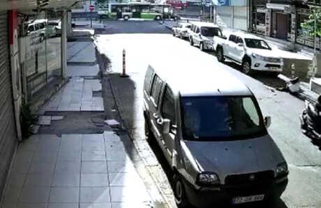 Motosikletli Saldırgan, Yolda Yürüyen Kadın Öğretmene Tekme Atıp Yere Düşürdü!