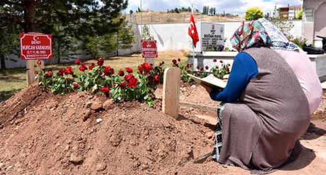 Şehit Anne ve 10 Aylık Oğlunun Mezarlarına Ziyaretçi Akını