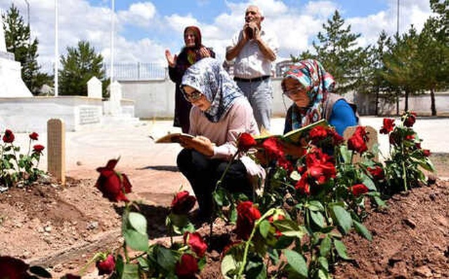 Şehit Anne ve 10 Aylık Oğlunun Mezarlarına Ziyaretçi Akını