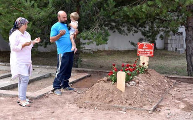 Şehit Anne ve 10 Aylık Oğlunun Mezarlarına Ziyaretçi Akını