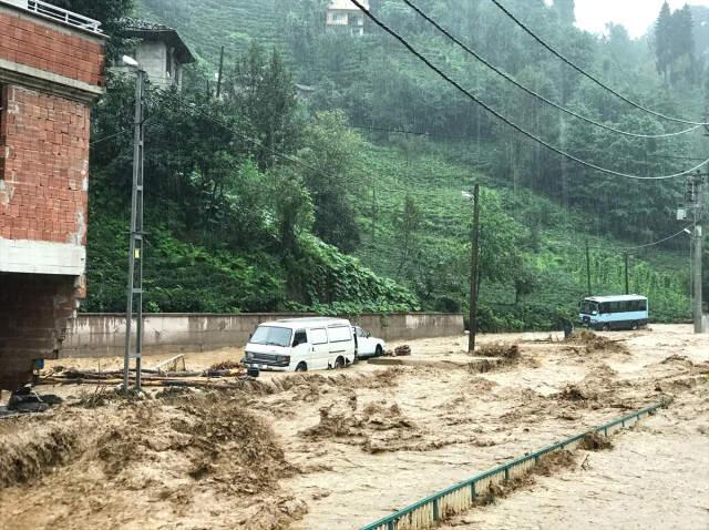 Sele Teslim Olan Rize'de Belediye Başkanı Böyle Seslendi: Allah'ım Yardım Et, Batıyoruz