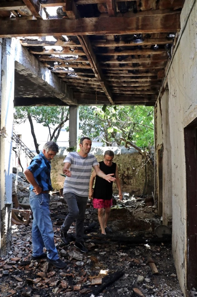 Antalya'da, Yangın Felaketinden Sonra Mahalleli Hortumla Nöbet Tutmaya Başladı