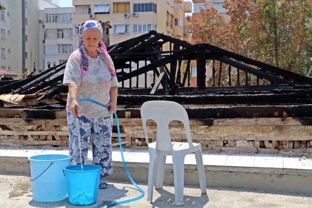 Antalya'da, Yangın Felaketinden Sonra Mahalleli Hortumla Nöbet Tutmaya Başladı