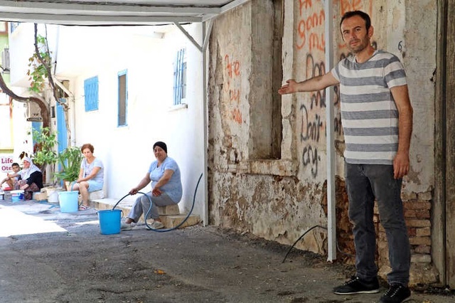 Antalya'da, Yangın Felaketinden Sonra Mahalleli Hortumla Nöbet Tutmaya Başladı
