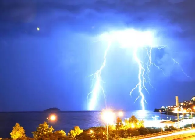 Giresun'da Yıldırımlar Geceyi Aydınlattı! Meteoroloji, Eşsiz Görüntüleri Yayınladı