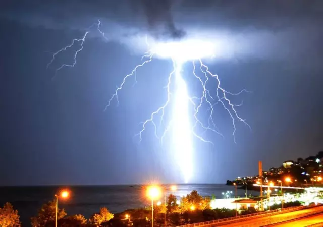 Giresun'da Yıldırımlar Geceyi Aydınlattı! Meteoroloji, Eşsiz Görüntüleri Yayınladı