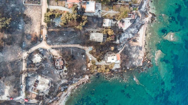 Yunan Bakan Yangın Faciası Sonrası İstifa Etti