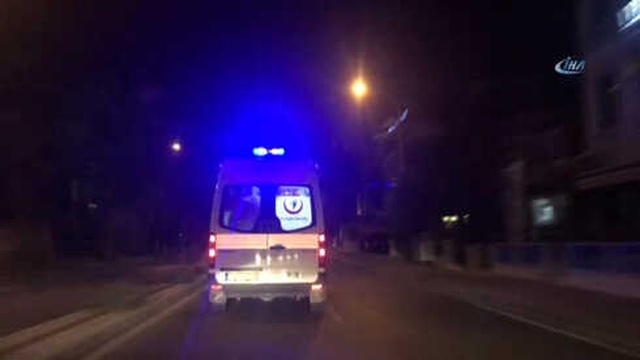 Cinnet Getiren <a class='keyword-sd' href='/baba/' title='Baba'>Baba</a>, Eşini Darp Edip Çocuğunu Bıçakladı! 4 Çocuğu Polis Kurtardı