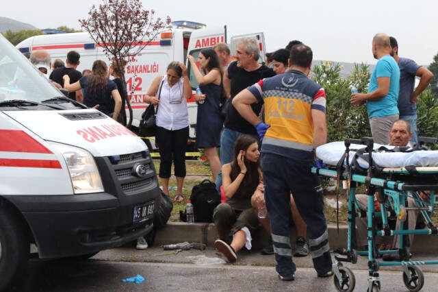 Manisa'da Yolcu Otobüsü Devrildi: 1 Ölü, 24 Yaralı Manisa'da Kontrolden Çıkan Yolcu Otobüsü Refüje Çarptı: 1 Ölü, 41 Yaralı