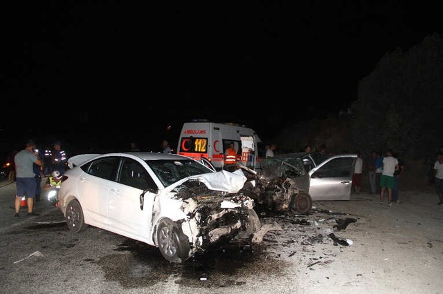 İki Otomobil Kafa Kafaya Çarpıştı: 2 Ölü, 4 Yaralı