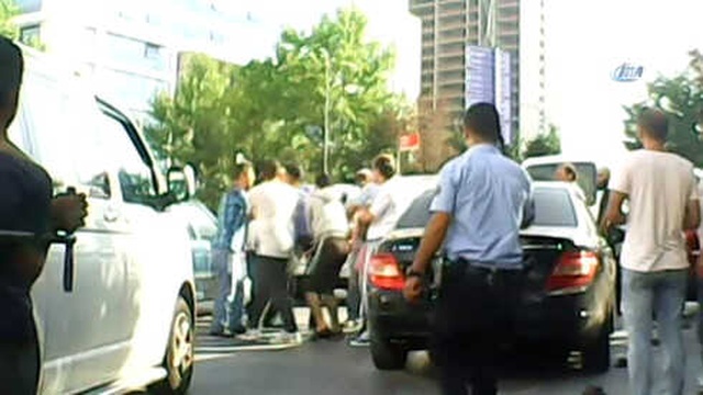 Yoldan Geçerken Kazayı Gördü, Yumrukla Kavgaya Daldı! O Anlar Kamerada
