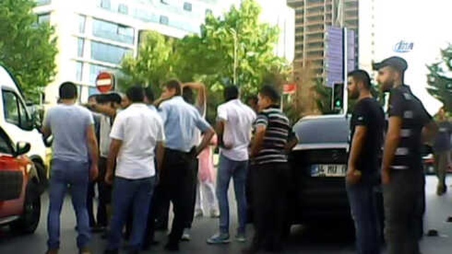 Yoldan Geçerken Kazayı Gördü, Yumrukla Kavgaya Daldı! O Anlar Kamerada