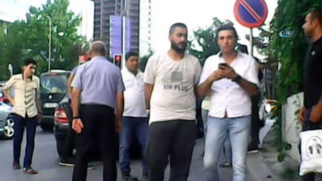 Yoldan Geçerken Kazayı Gördü, Yumrukla Kavgaya Daldı! O Anlar Kamerada