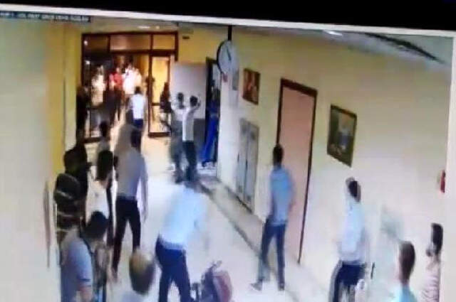 Diyarbakır'da, Hasta Yakınları Acil Servisi Savaş Alanına Çevirdi! Yaşananlar Anbean Kamerada Diyarbakır'da, Hasta Yakınları Acil Servisi Birbirine Kattı! Yaşananlar Anbean Kamerada