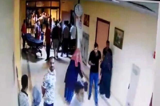 Diyarbakır'da, Hasta Yakınları Acil Servisi Savaş Alanına Çevirdi! Yaşananlar Anbean Kamerada Diyarbakır'da, Hasta Yakınları Acil Servisi Birbirine Kattı! Yaşananlar Anbean Kamerada