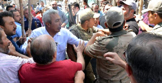 Erzurum'da Bir Köy Savaş Alanına Döndü! İki Aileyi Linç Edilmekten <a class='keyword-sd' href='/jandarma/' title='Jandarma'>Jandarma</a> Kurtardı
