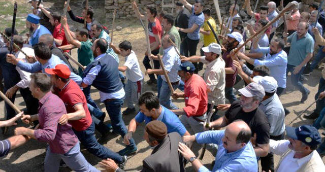 Erzurum'da Bir Köy Savaş Alanına Döndü! İki Aileyi Linç Edilmekten Jandarma Kurtardı
