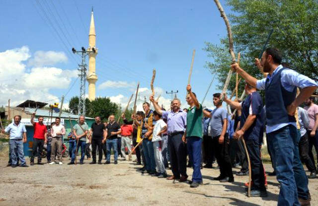 Erzurum'da Bir Köy Savaş Alanına Döndü! İki Aileyi Linç Edilmekten Jandarma Kurtardı