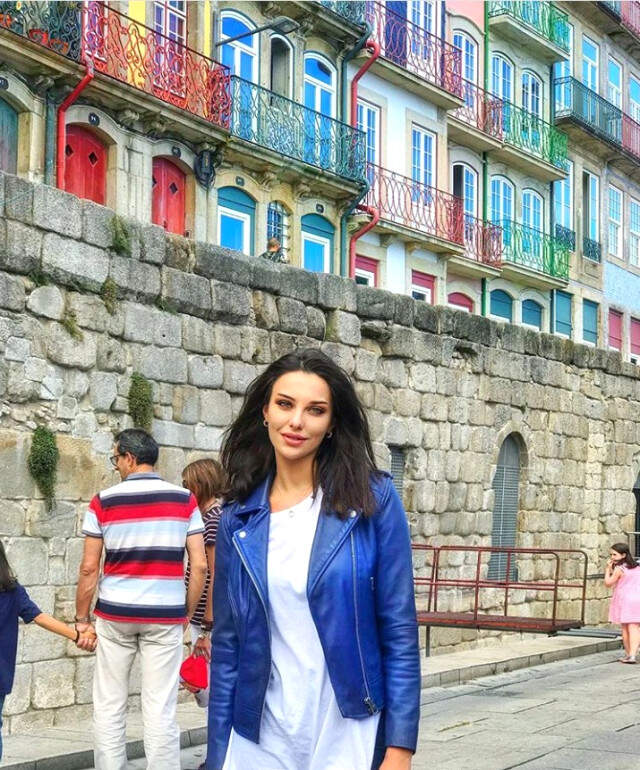 Tuvana Türkay'ın Makyajsız Paylaşımı Hayranlarını Büyüledi