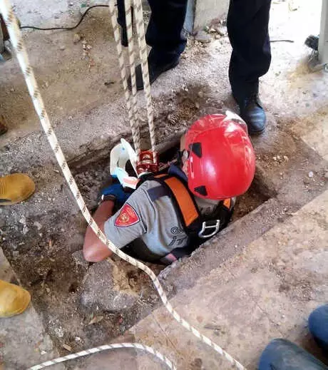 25 Metrelik Kuyuya Düşen Suriyeli Çocuğu <a class='keyword-sd' href='/itfaiye/' title='İtfaiye'>İtfaiye</a> Kurtardı