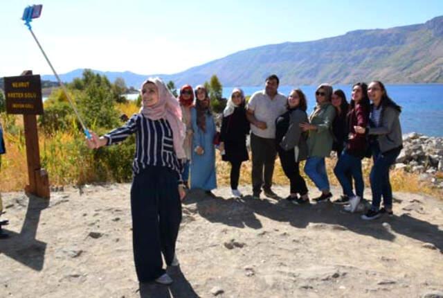 Akın Akın Geliyorlar! Nemrut Krater Gölü Turistlerin Yeni Gözdesi Oldu