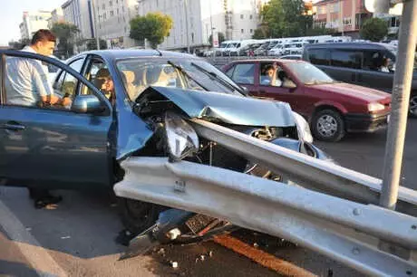 Bakırköy'de Bariyerler Otomobile Ok Gibi Saplandı